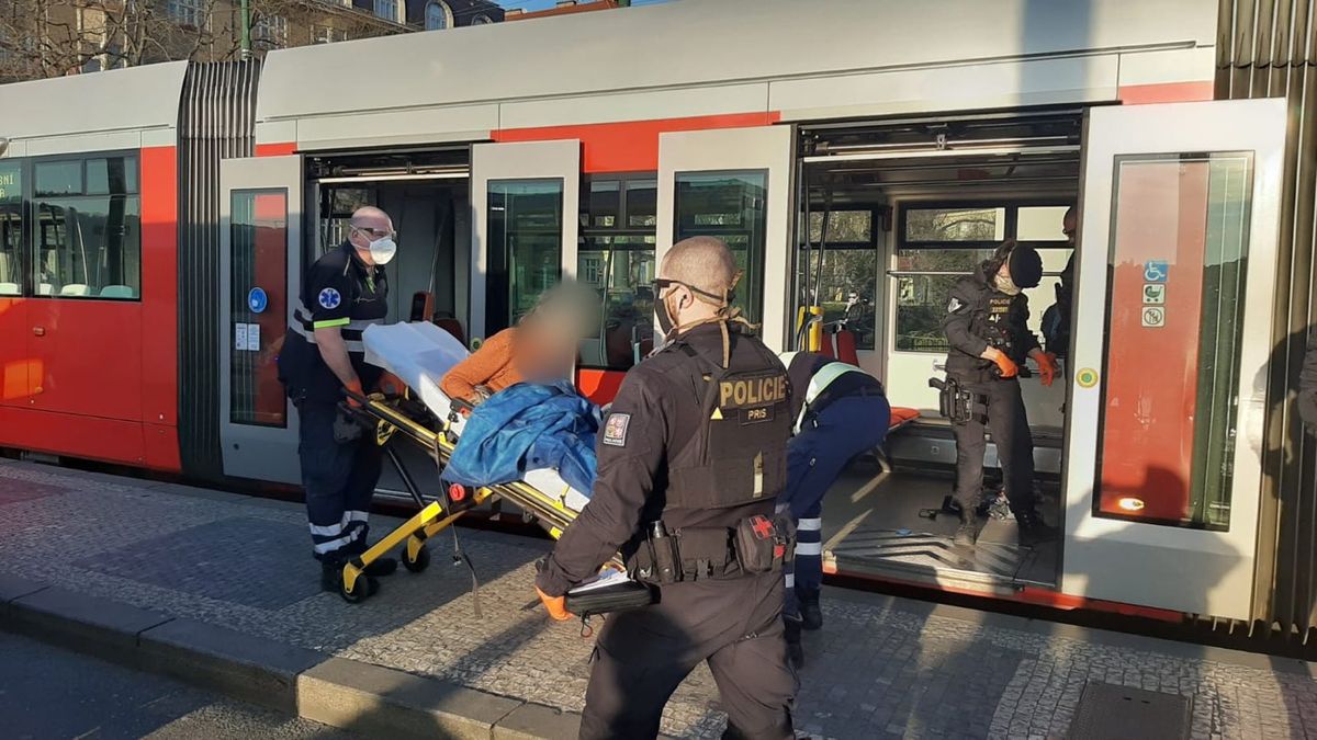 Muž s nožem hrozil lidem v pražské tramvaji, policie ho postřelila